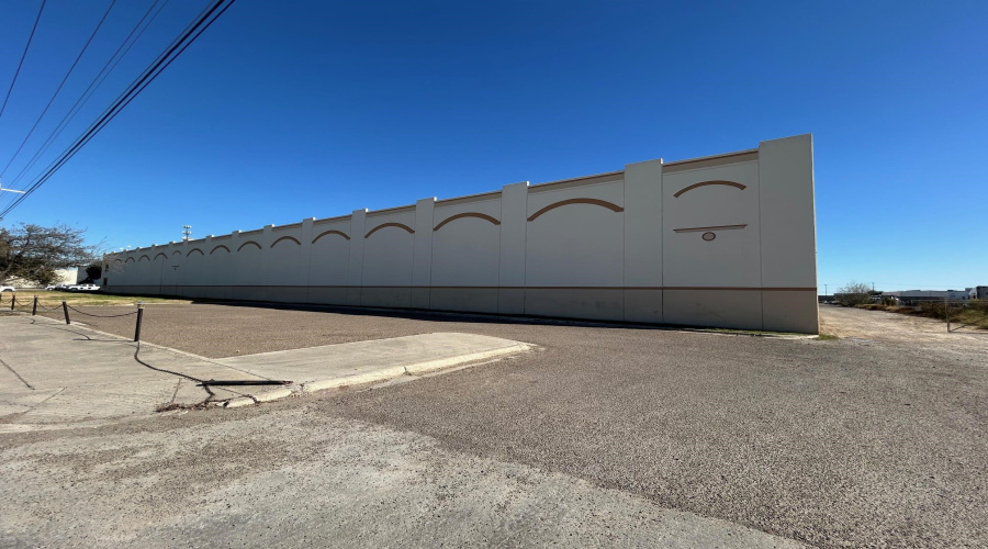 502 Nafta Blvd, Laredo, Texas 78045, 1 Bedroom Bedrooms, 21 Rooms Rooms,2 BathroomsBathrooms,Commercial/industrial,For Rent,502 Nafta Blvd,20260692