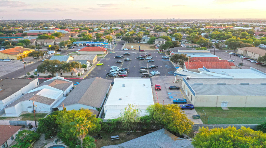 220 W Hillside Rd, LAREDO, Texas 78041, 1 Room Rooms,3 BathroomsBathrooms,Commercial retail/office,For Sale,220 W Hillside Rd,20260703
