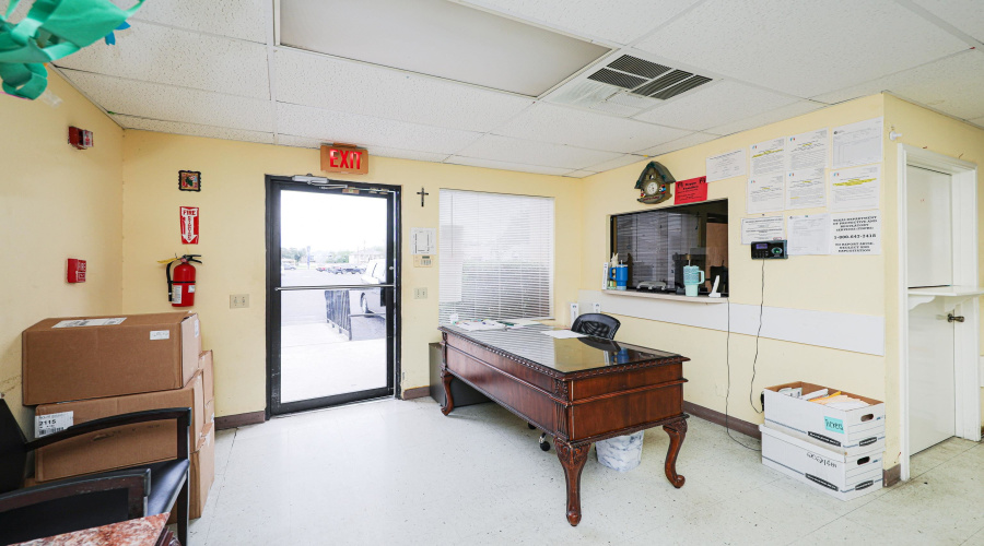 220 W Hillside Rd, LAREDO, Texas 78041, 1 Room Rooms,3 BathroomsBathrooms,Commercial retail/office,For Sale,220 W Hillside Rd,20260703