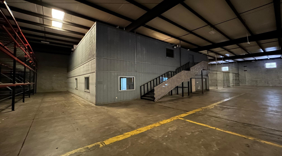 825 Union Pacific Blvd, Laredo, Texas 78045, 1 Bedroom Bedrooms, 11 Rooms Rooms,4 BathroomsBathrooms,Commercial/industrial,For Rent,825 Union Pacific Blvd,20260697