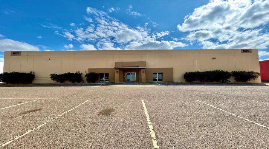 825 Union Pacific Blvd, Laredo, Texas 78045, 1 Bedroom Bedrooms, 11 Rooms Rooms,4 BathroomsBathrooms,Commercial/industrial,For Rent,825 Union Pacific Blvd,20260697