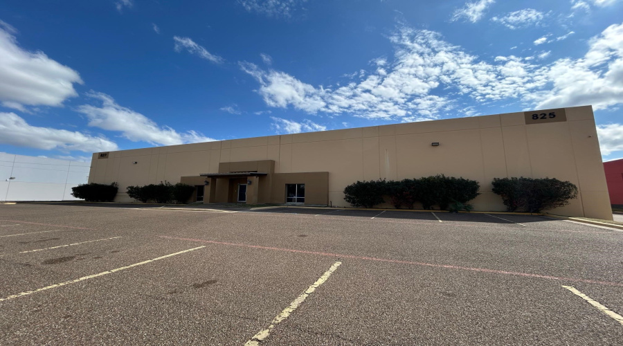 825 Union Pacific Blvd, Laredo, Texas 78045, 1 Bedroom Bedrooms, 11 Rooms Rooms,4 BathroomsBathrooms,Commercial/industrial,For Rent,825 Union Pacific Blvd,20260697