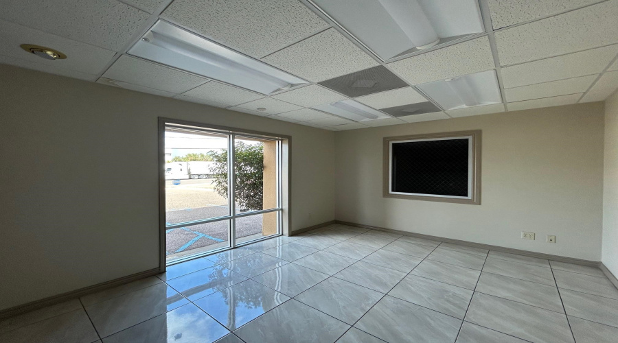 825 Union Pacific Blvd, Laredo, Texas 78045, 1 Bedroom Bedrooms, 11 Rooms Rooms,4 BathroomsBathrooms,Commercial/industrial,For Rent,825 Union Pacific Blvd,20260697