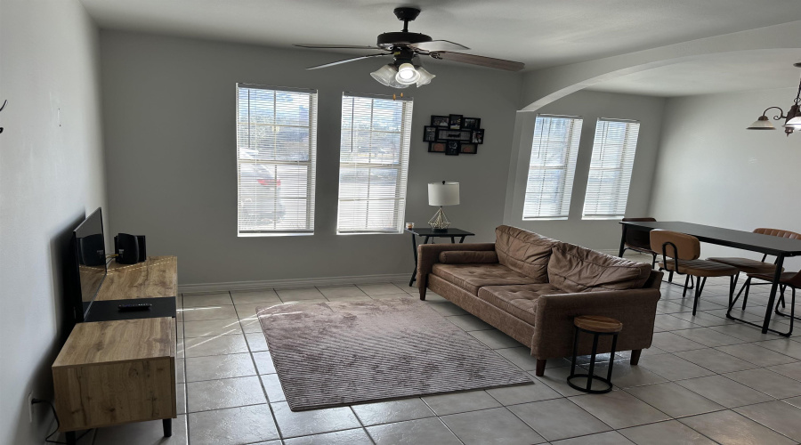 207 Martingale Ln, Laredo, Texas 78041, 2 Bedrooms Bedrooms, 5 Rooms Rooms,2 BathroomsBathrooms,Residential,For Sale,207 Martingale Ln,20260706