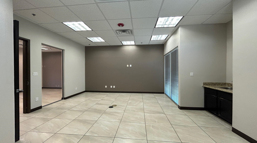 6909 Springfield Ave, Laredo, Texas 78041, 1 Room Rooms,1 BathroomBathrooms,Commercial retail/office,For Rent,6909 Springfield Ave,20260717