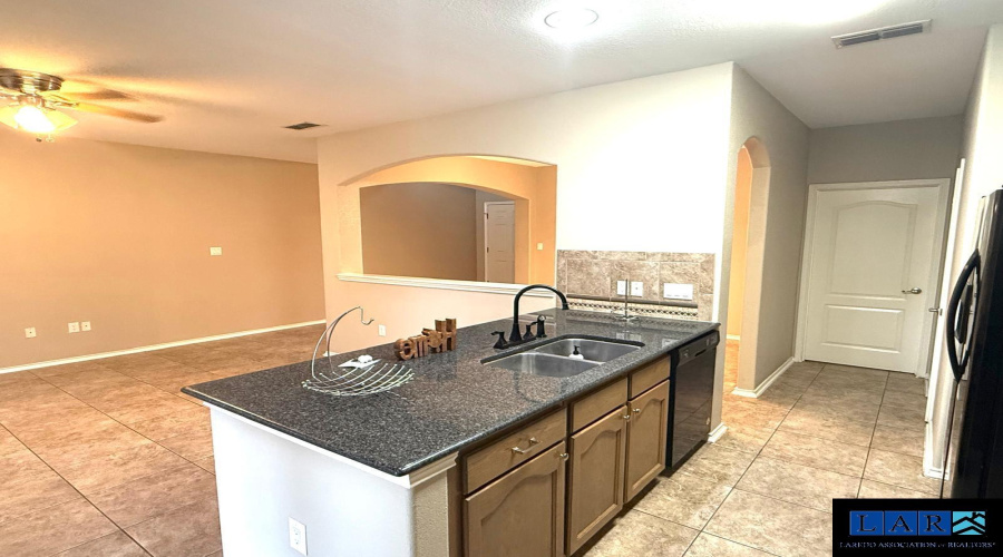 9310 Albany Dr, Laredo, Texas 78045-0000, 3 Bedrooms Bedrooms, 6 Rooms Rooms,2 BathroomsBathrooms,Residential,For Rent,9310 Albany Dr,20260724