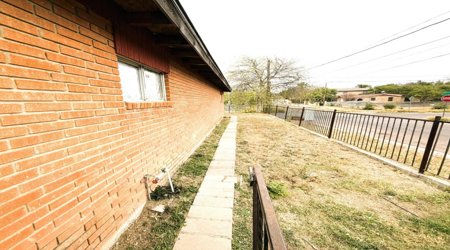 2119 Chacon St, Laredo, Texas 78043, 3 Bedrooms Bedrooms, 6 Rooms Rooms,2 BathroomsBathrooms,Residential,For Sale,2119 Chacon St,20260729