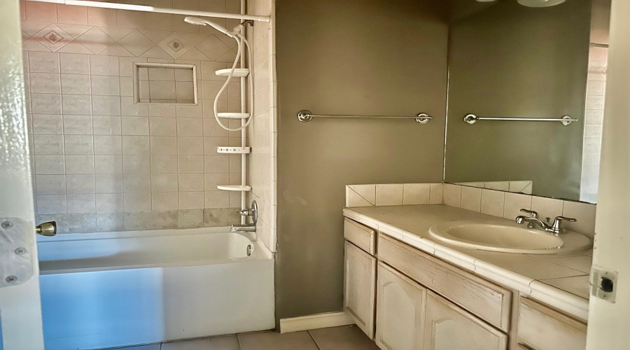 9903 Crystal Ct, Laredo, Texas 78045, 2 Bedrooms Bedrooms, 5 Rooms Rooms,2 BathroomsBathrooms,Residential,For Rent,9903 Crystal Ct,20260737