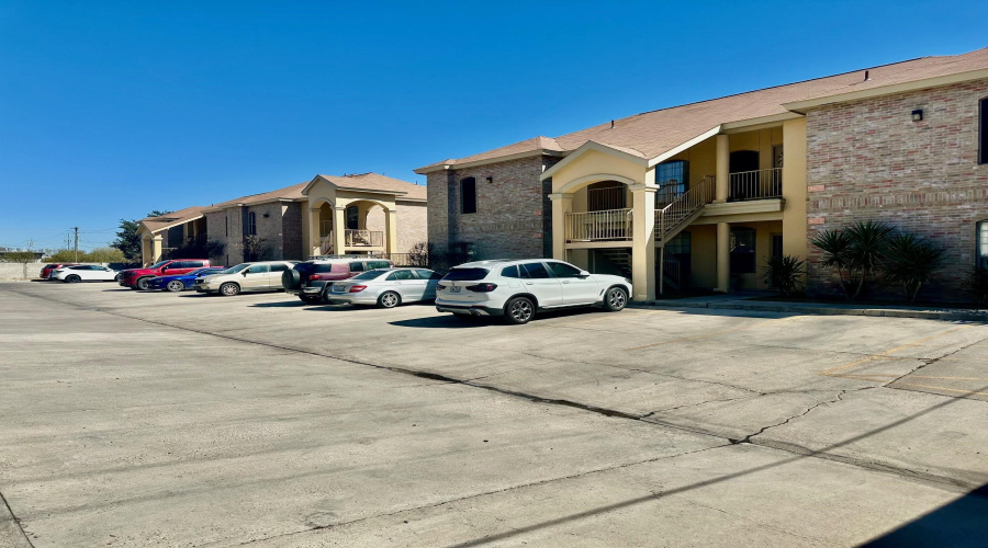 9903 Crystal Ct, Laredo, Texas 78045, 2 Bedrooms Bedrooms, 5 Rooms Rooms,2 BathroomsBathrooms,Residential,For Rent,9903 Crystal Ct,20260737