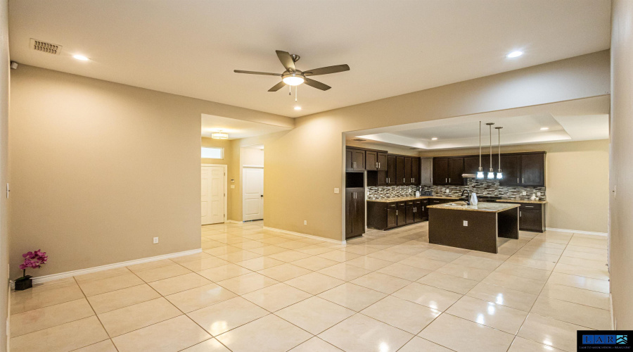 215 Glen Cook Dr., Laredo, Texas 78041, 4 Bedrooms Bedrooms, 6 Rooms Rooms,2 BathroomsBathrooms,Residential,For Sale,215 Glen Cook Dr.,20253493