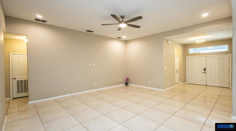 215 Glen Cook Dr., Laredo, Texas 78041, 4 Bedrooms Bedrooms, 6 Rooms Rooms,2 BathroomsBathrooms,Residential,For Sale,215 Glen Cook Dr.,20253493