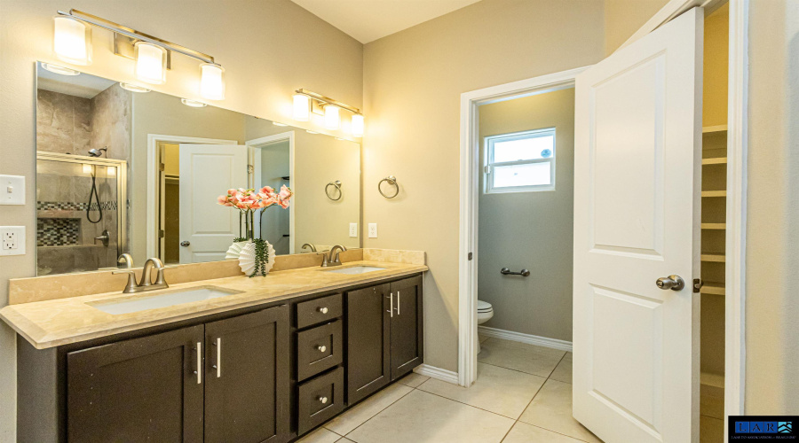 215 Glen Cook Dr., Laredo, Texas 78041, 4 Bedrooms Bedrooms, 6 Rooms Rooms,2 BathroomsBathrooms,Residential,For Sale,215 Glen Cook Dr.,20253493