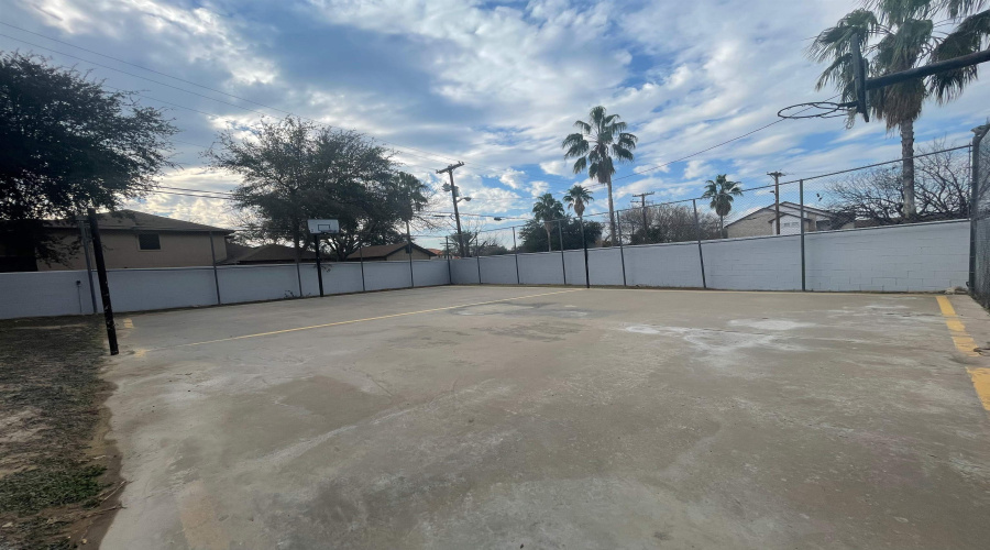 1205 International Blvd, Laredo, Texas 78045, 2 Bedrooms Bedrooms, 3 Rooms Rooms,2 BathroomsBathrooms,Residential,For Rent,1205 International Blvd,20260750