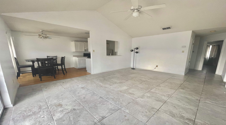 1205 International Blvd, Laredo, Texas 78045, 2 Bedrooms Bedrooms, 3 Rooms Rooms,2 BathroomsBathrooms,Residential,For Rent,1205 International Blvd,20260750