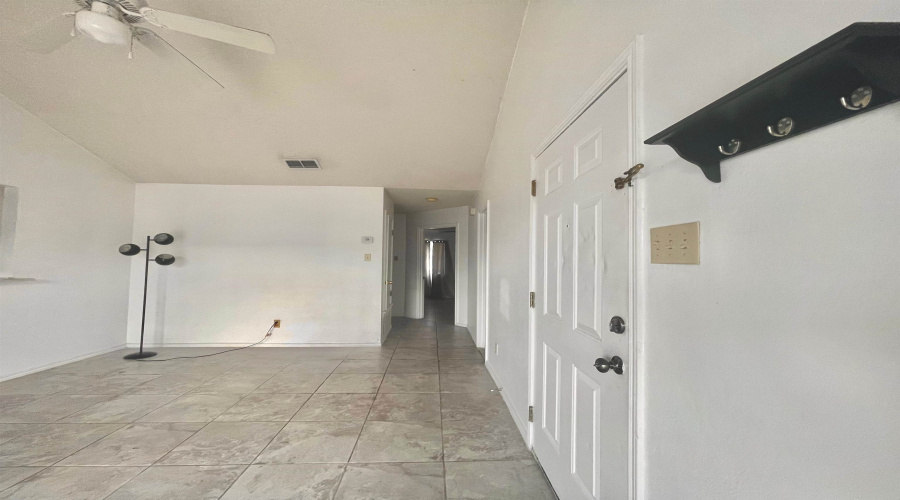 1205 International Blvd, Laredo, Texas 78045, 2 Bedrooms Bedrooms, 3 Rooms Rooms,2 BathroomsBathrooms,Residential,For Rent,1205 International Blvd,20260750