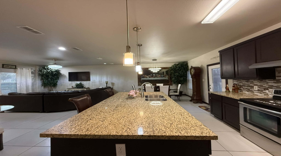 216 John Irving Dr., Laredo, Texas 78041, 3 Bedrooms Bedrooms, 7 Rooms Rooms,2 BathroomsBathrooms,Residential,For Sale,216 John Irving Dr.,20260755