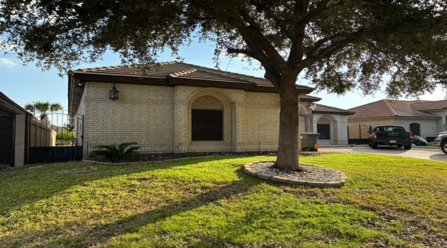 307 Lake Carnegie Ct., Laredo, Texas 78041, 3 Bedrooms Bedrooms, 6 Rooms Rooms,2 BathroomsBathrooms,Residential,For Sale,307 Lake Carnegie Ct.,20260756