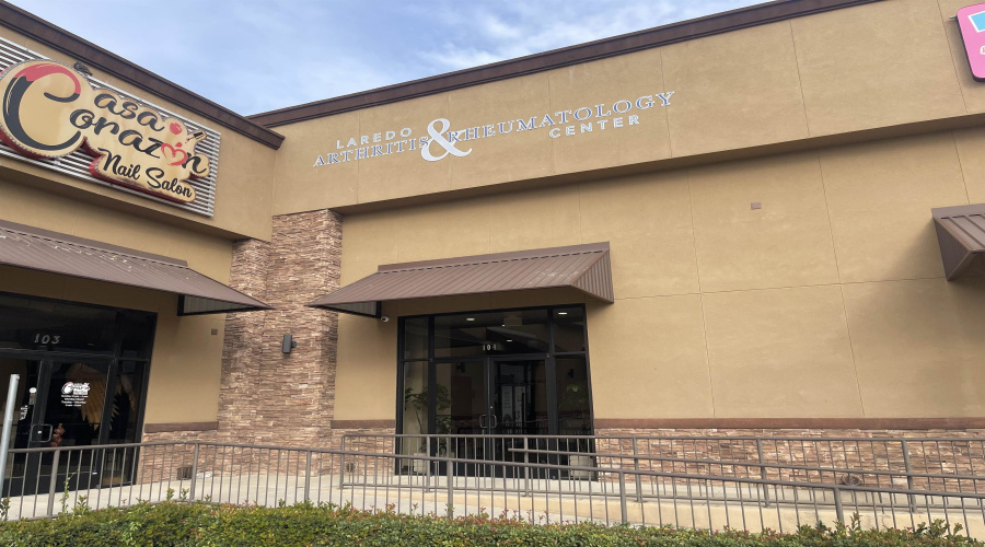 1915 S U.S. Hwy 83, Laredo, Texas 78046, 1 Room Rooms,4 BathroomsBathrooms,Commercial retail/office,For Rent,1915 S U.S. Hwy 83,20260778