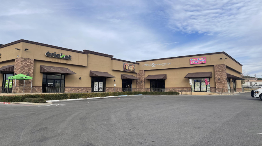 1915 S U.S. Hwy 83, Laredo, Texas 78046, 1 Room Rooms,4 BathroomsBathrooms,Commercial retail/office,For Rent,1915 S U.S. Hwy 83,20260778