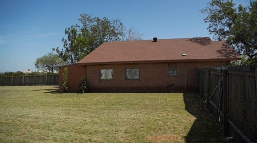 1108 Marcos Hinojosa Avenue, Hebbronville, Texas 78361, 3 Bedrooms Bedrooms, 5 Rooms Rooms,1 BathroomBathrooms,Residential,For Sale,1108 Marcos Hinojosa Avenue,20260773
