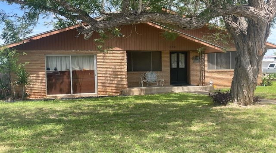 1108 Marcos Hinojosa Avenue, Hebbronville, Texas 78361, 3 Bedrooms Bedrooms, 5 Rooms Rooms,1 BathroomBathrooms,Residential,For Sale,1108 Marcos Hinojosa Avenue,20260773