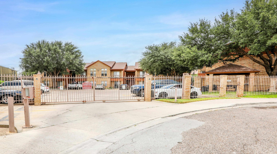1752 Tiara Trl, Laredo, Texas 78045, 2 Bedrooms Bedrooms, 5 Rooms Rooms,2 BathroomsBathrooms,Residential,For Sale,1752 Tiara Trl,20260787