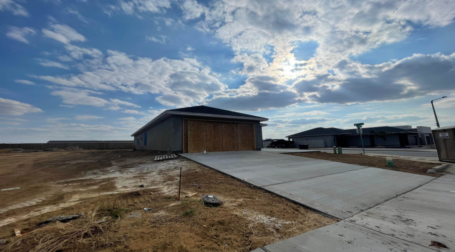 201 Lusitano Dr., Laredo, Texas 78046, 3 Bedrooms Bedrooms, 4 Rooms Rooms,2 BathroomsBathrooms,Residential,For Sale,201 Lusitano Dr.,20260788