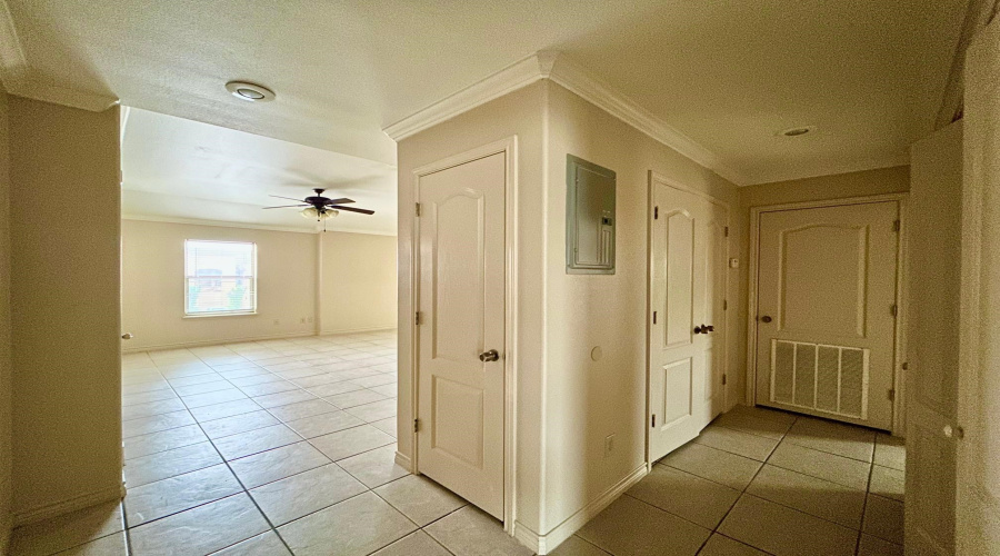 9809 Sterling St., Laredo, Texas 78045, 2 Bedrooms Bedrooms, 4 Rooms Rooms,2 BathroomsBathrooms,Residential,For Rent,9809 Sterling St.,20260799