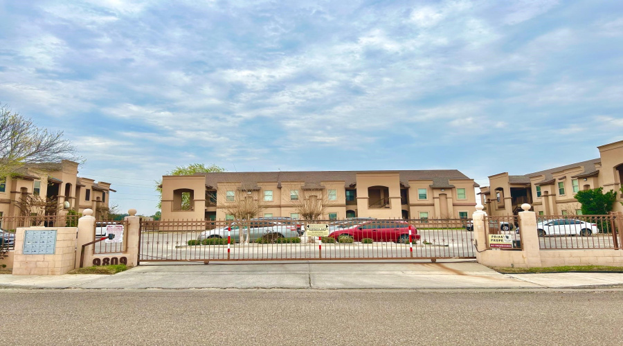 9809 Sterling St., Laredo, Texas 78045, 2 Bedrooms Bedrooms, 4 Rooms Rooms,2 BathroomsBathrooms,Residential,For Rent,9809 Sterling St.,20260799