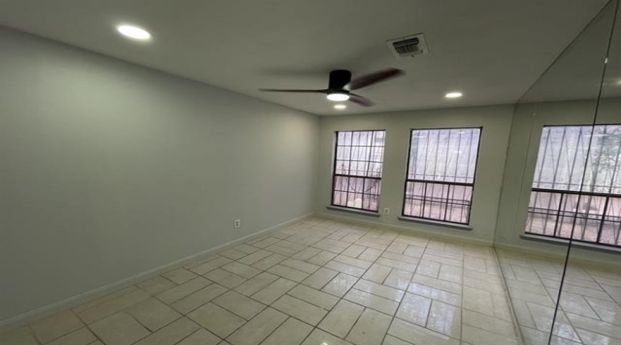 101 W Del Mar Blvd, Laredo, Texas 78045, 2 Bedrooms Bedrooms, 3 Rooms Rooms,2 BathroomsBathrooms,Residential,For Rent,101 W Del Mar Blvd,20260802