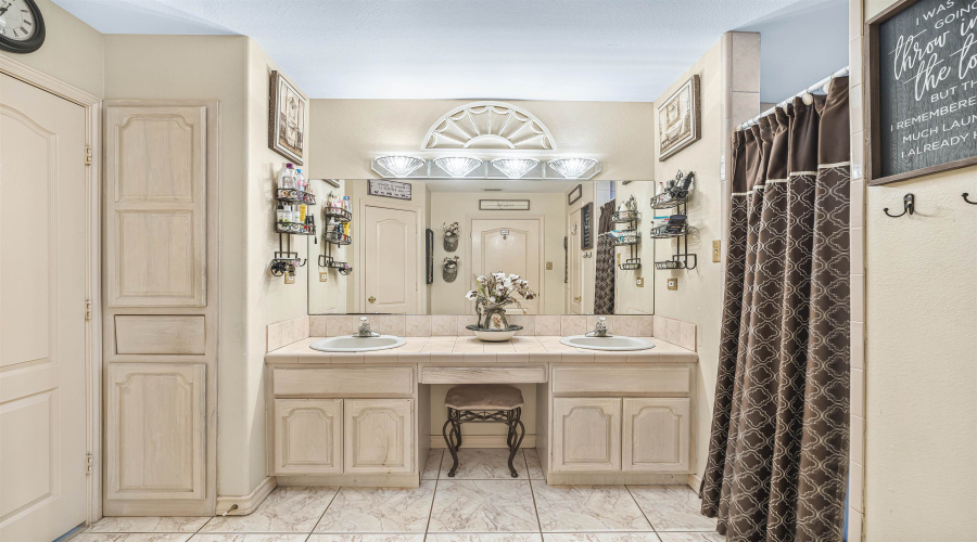 329 Old Milwaukee Rd., LAREDO, Texas 78043, 5 Bedrooms Bedrooms, 8 Rooms Rooms,3 BathroomsBathrooms,Residential,For Sale,329 Old Milwaukee Rd.,20260809