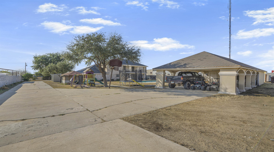 329 Old Milwaukee Rd., LAREDO, Texas 78043, 5 Bedrooms Bedrooms, 8 Rooms Rooms,3 BathroomsBathrooms,Residential,For Sale,329 Old Milwaukee Rd.,20260809