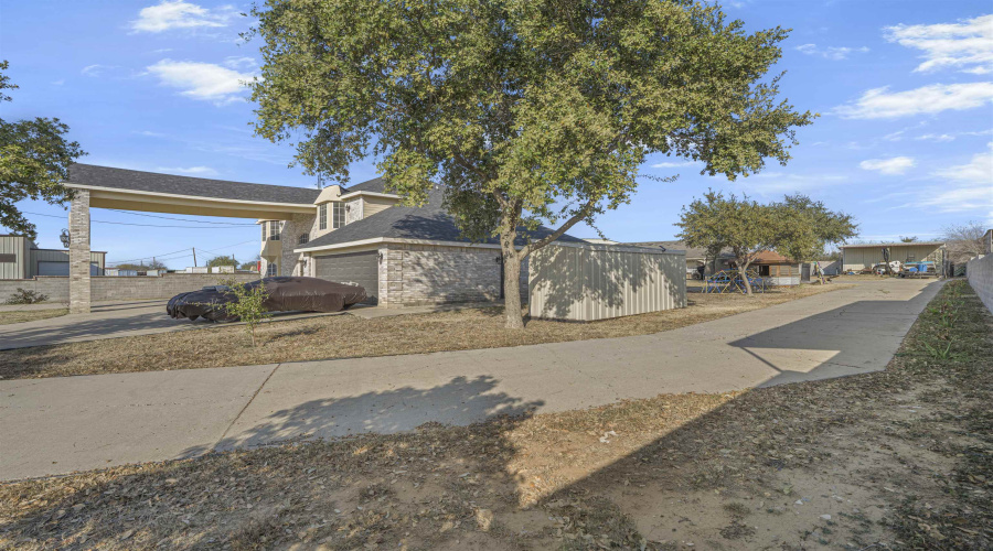 329 Old Milwaukee Rd., LAREDO, Texas 78043, 5 Bedrooms Bedrooms, 8 Rooms Rooms,3 BathroomsBathrooms,Residential,For Sale,329 Old Milwaukee Rd.,20260809