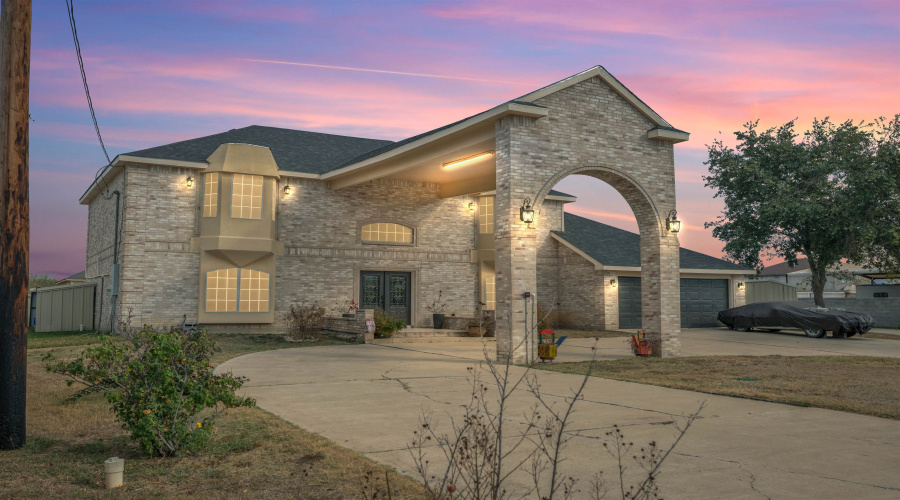 329 Old Milwaukee Rd., LAREDO, Texas 78043, 5 Bedrooms Bedrooms, 8 Rooms Rooms,3 BathroomsBathrooms,Residential,For Sale,329 Old Milwaukee Rd.,20260809