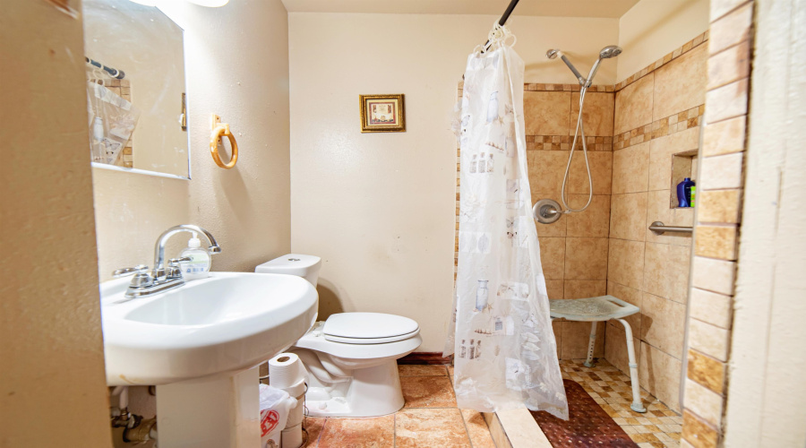 2302 E Locust St, Laredo, Texas 78041, 4 Bedrooms Bedrooms, 4 Rooms Rooms,3 BathroomsBathrooms,Residential,For Sale,2302 E Locust St,20260811