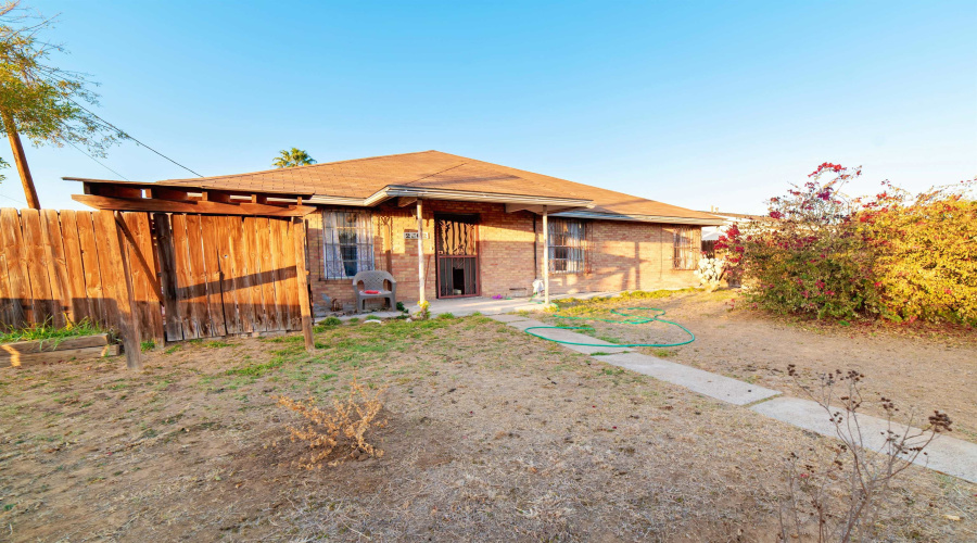 2302 E Locust St, Laredo, Texas 78041, 4 Bedrooms Bedrooms, 4 Rooms Rooms,3 BathroomsBathrooms,Residential,For Sale,2302 E Locust St,20260811