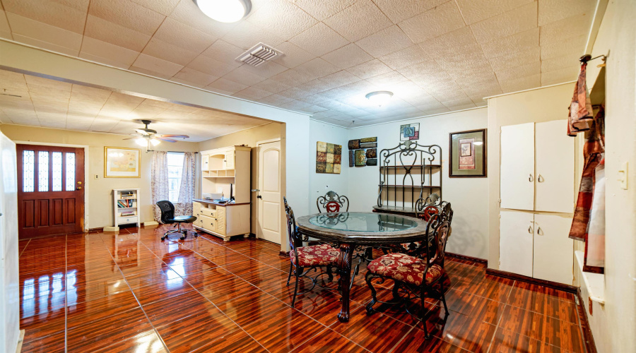 2302 E Locust St, Laredo, Texas 78041, 4 Bedrooms Bedrooms, 4 Rooms Rooms,3 BathroomsBathrooms,Residential,For Sale,2302 E Locust St,20260811