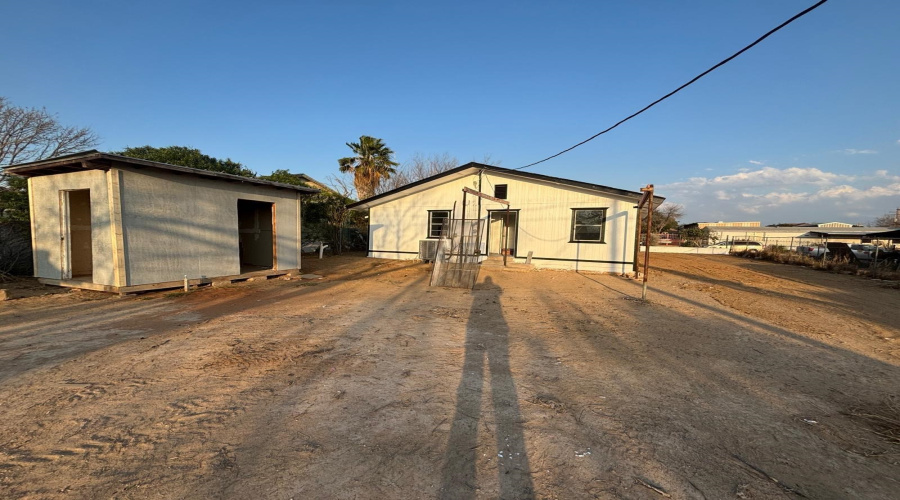 116 Coronado Ave, Laredo, Texas 78043, 3 Bedrooms Bedrooms, 5 Rooms Rooms,2 BathroomsBathrooms,Residential,For Rent,116 Coronado Ave,20260812