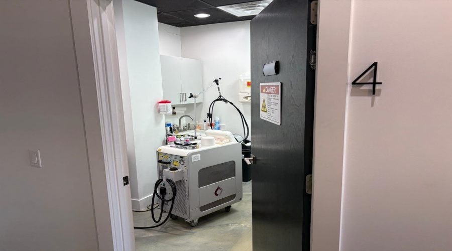 1119 Fenwick Dr, LAREDO, Texas 78041-3576, 6 Rooms Rooms,2 BathroomsBathrooms,Commercial retail/office,For Sale,1119 Fenwick Dr,20260821