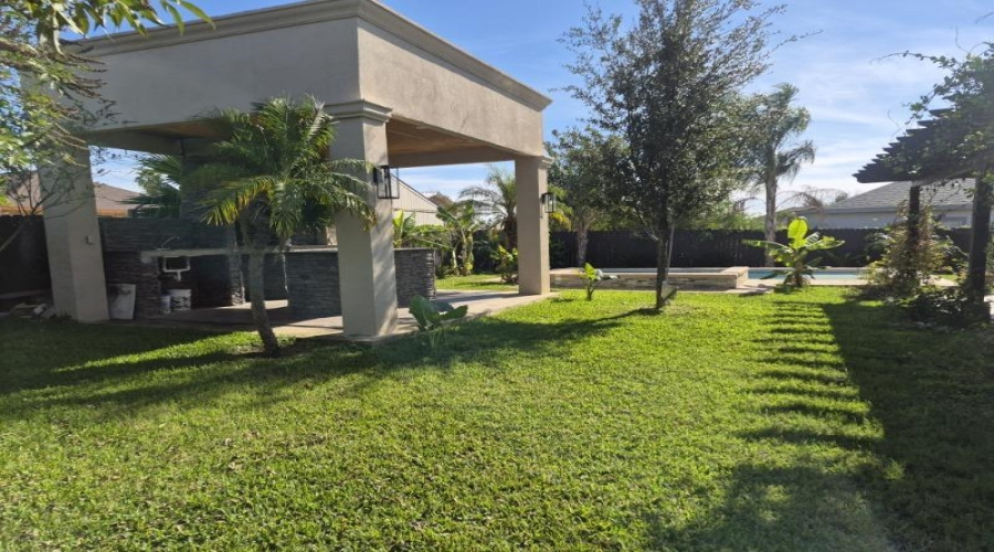 107 Otanes Ave, Laredo, Texas 78046, 7 Bedrooms Bedrooms, 10 Rooms Rooms,6 BathroomsBathrooms,Residential,For Sale,107 Otanes Ave,20260829