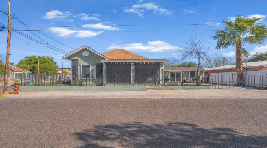 1519 San Francisco Ave, Laredo, Texas 78040, 3 Bedrooms Bedrooms, 6 Rooms Rooms,2 BathroomsBathrooms,Residential,For Sale,1519 San Francisco Ave,20260832