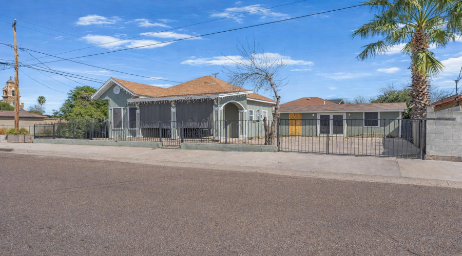 1519 San Francisco Ave, Laredo, Texas 78040, 3 Bedrooms Bedrooms, 6 Rooms Rooms,2 BathroomsBathrooms,Residential,For Sale,1519 San Francisco Ave,20260832