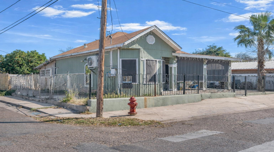 1519 San Francisco Ave, Laredo, Texas 78040, 3 Bedrooms Bedrooms, 6 Rooms Rooms,2 BathroomsBathrooms,Residential,For Sale,1519 San Francisco Ave,20260832