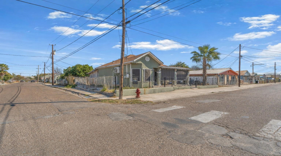 1519 San Francisco Ave, Laredo, Texas 78040, 3 Bedrooms Bedrooms, 6 Rooms Rooms,2 BathroomsBathrooms,Residential,For Sale,1519 San Francisco Ave,20260832