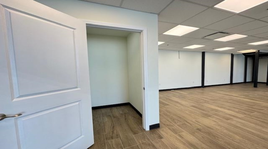 405 Crossroads St, Laredo, Texas 78045, 6 Rooms Rooms,1 BathroomBathrooms,Commercial retail/office,For Rent,405 Crossroads St,20260850