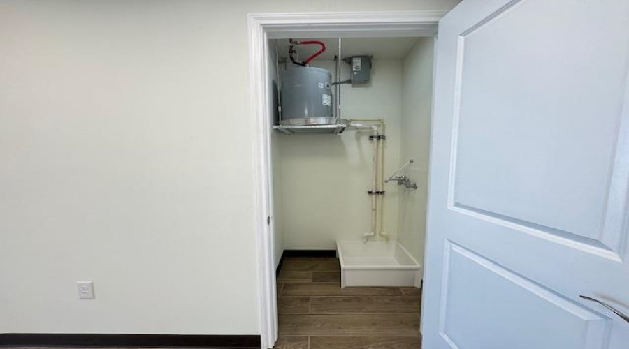 405 Crossroads St, Laredo, Texas 78045, 6 Rooms Rooms,1 BathroomBathrooms,Commercial retail/office,For Rent,405 Crossroads St,20260850