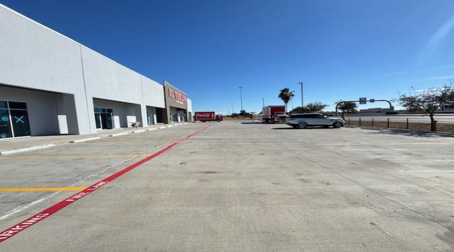 405 Crossroads St, Laredo, Texas 78045, 6 Rooms Rooms,1 BathroomBathrooms,Commercial retail/office,For Rent,405 Crossroads St,20260850