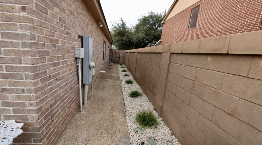 10105 Caballo Dr, Laredo, Texas 78045, 3 Bedrooms Bedrooms, 8 Rooms Rooms,2 BathroomsBathrooms,Residential,For Sale,10105 Caballo Dr,20260839