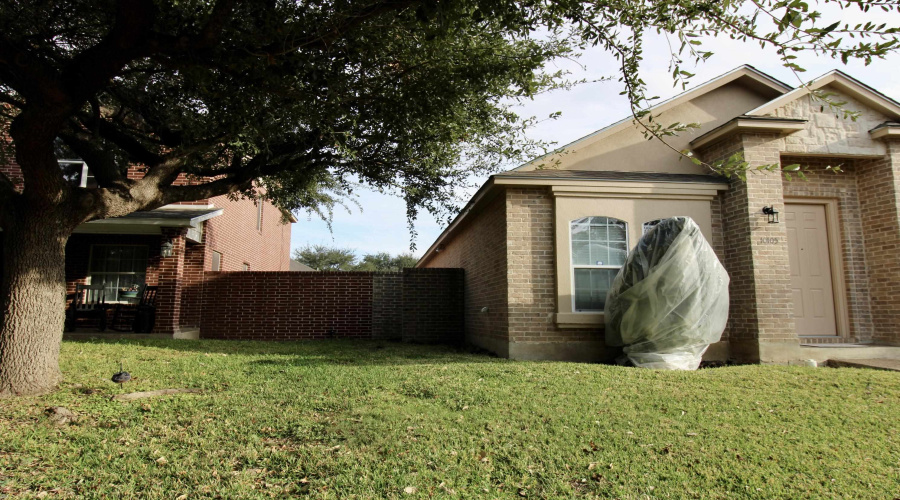 10105 Caballo Dr, Laredo, Texas 78045, 3 Bedrooms Bedrooms, 8 Rooms Rooms,2 BathroomsBathrooms,Residential,For Sale,10105 Caballo Dr,20260839