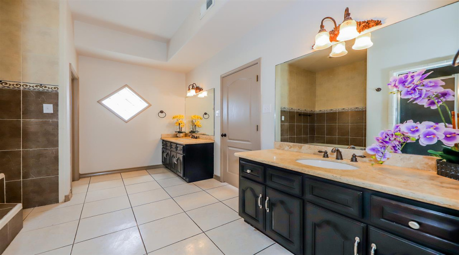 305 Lake Clark Ct, Laredo, Texas 78041, 4 Bedrooms Bedrooms, 9 Rooms Rooms,5 BathroomsBathrooms,Residential,For Rent,305 Lake Clark Ct,20260857